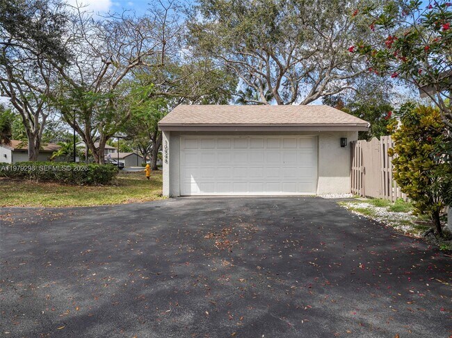 Building Photo - 10548 SW 112th Ave