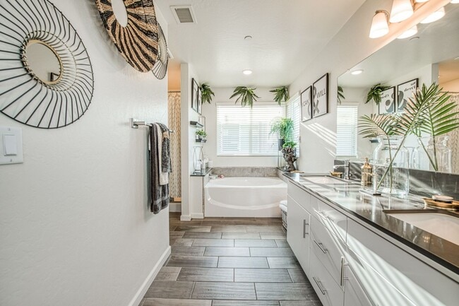 Building Photo - Stunning Clovis Home!