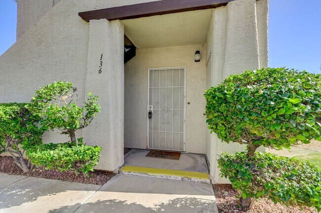 Building Photo - Move-In Ready Condo Near Summerlin!