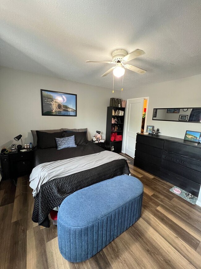 Building Photo - AVAILABLE JUNE - Spacious 2 Bedroom Apartment!