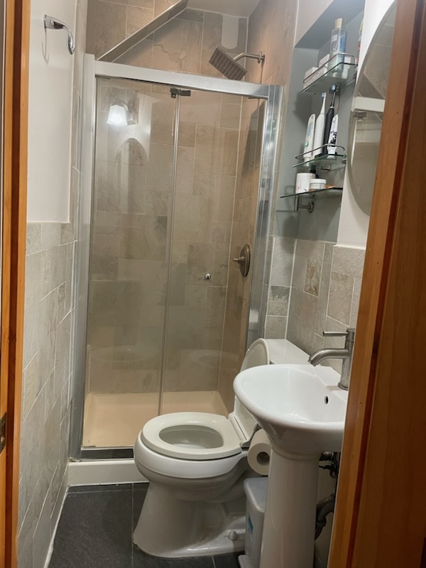 Full Bathroom - 400 Eldert Ln