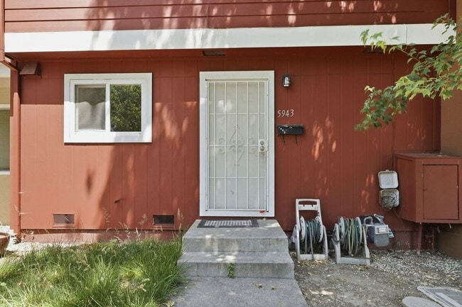 Building Photo - FULLY REMODELED MODERN SPACIOUS TOWNHOUSE!!!