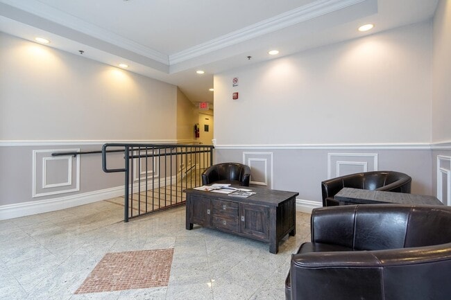 Building Photo - 528 47th St