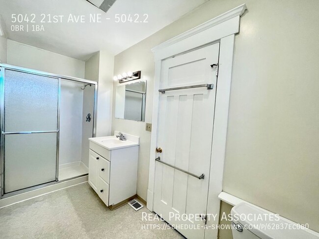 Building Photo - Spacious Studio in Charming Rooming House ...