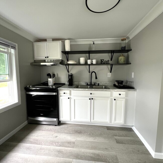 Building Photo - 510 S Sycamore St