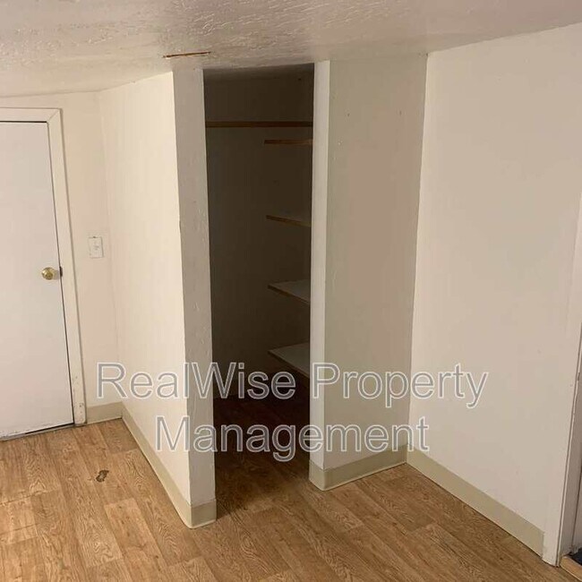 Building Photo - 940 SE N St