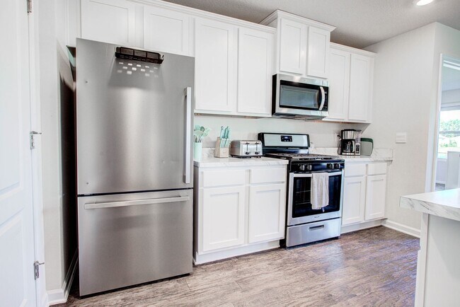 Building Photo - MOVE-IN READY 3/2 IN ENTRADA!