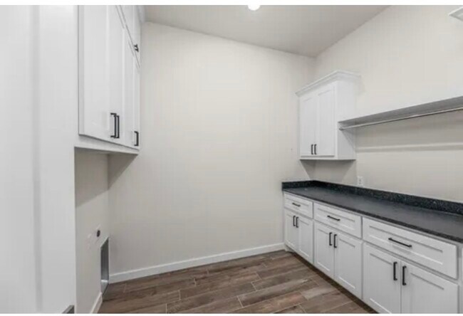 Building Photo - 7530 Highland Hls Dr
