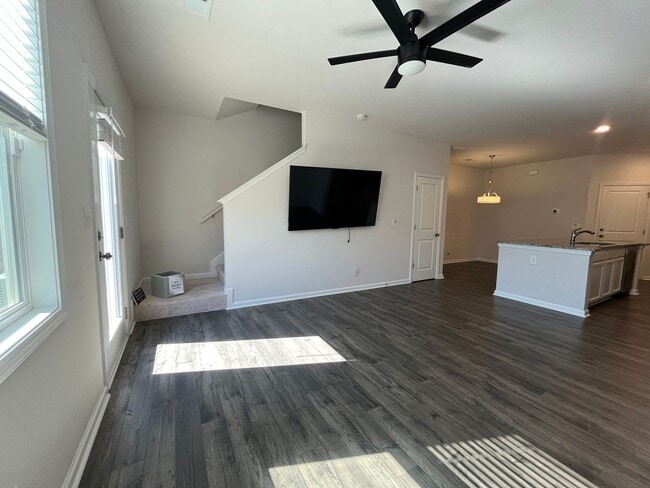 Building Photo - Spacious Townhome Available Now!