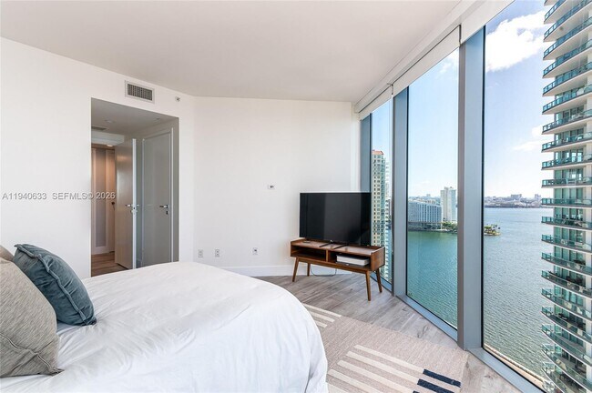 Building Photo - 1300 Brickell Bay Dr