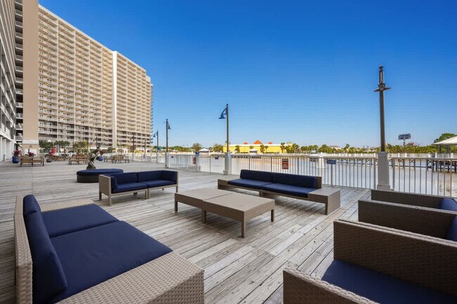 Building Photo - 9902 S Thomas Dr