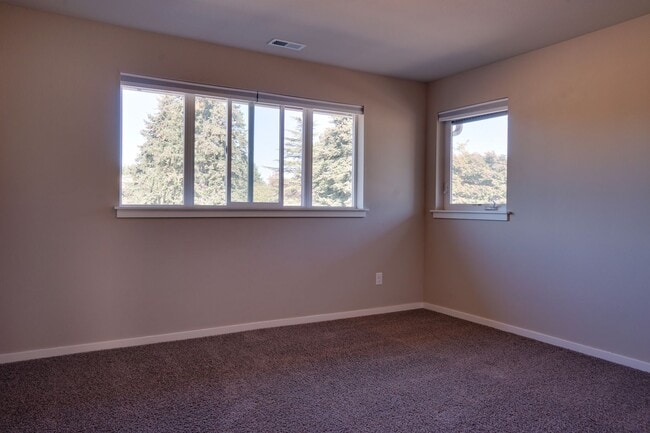Building Photo - PENDING-Luxury 2 story with Air Conditioning