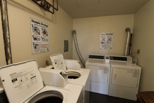 Building Photo - Great location and beautiful updates.  Pet friendly one bedroom in Bellevue.