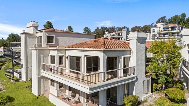 Building Photo - Stunning 2 bedroom *LAKE VIEW* condo for r...