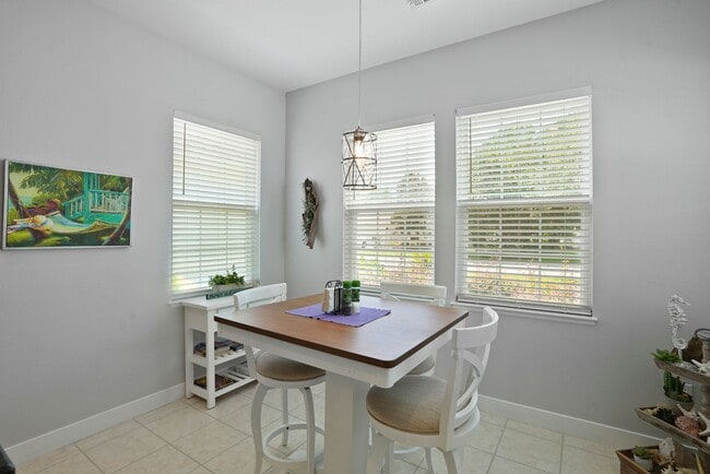 Building Photo - 211 Hampton Cir
