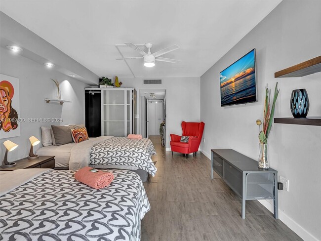 Building Photo - 3375 N Country Club Dr