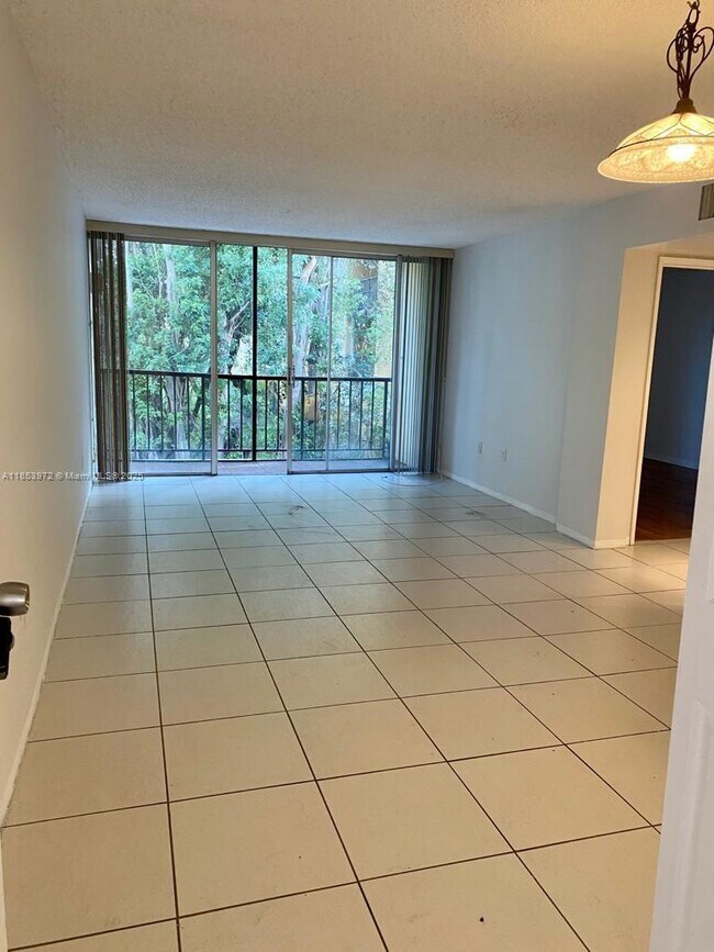 Building Photo - 8810 Fontainebleau Blvd