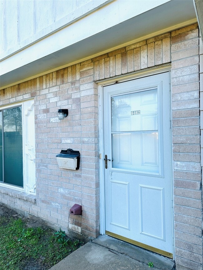 Building Photo - 8462 Leawood Blvd