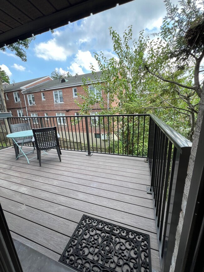 Large Balcony - 107 North Broadway
