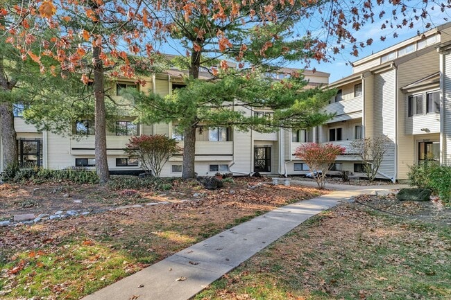 Building Photo - 2 bedroom, 2 bath condo - Available April 2026