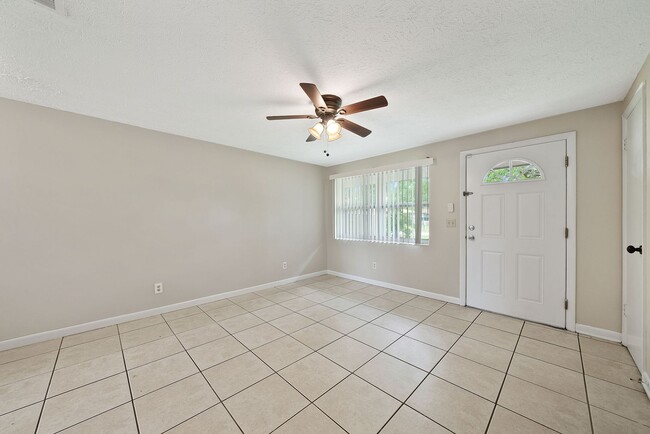 Building Photo - Now available in Lynn Haven, great location