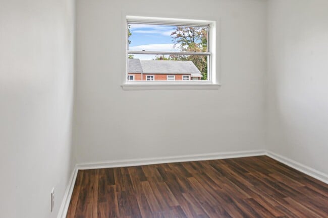 Building Photo - 301 Sheridan Dr