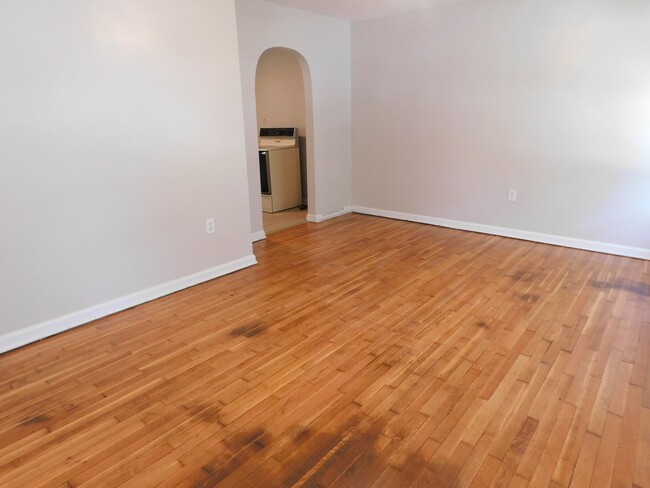 Building Photo - 1 bedroom, 1 bathroom duplex located in th...