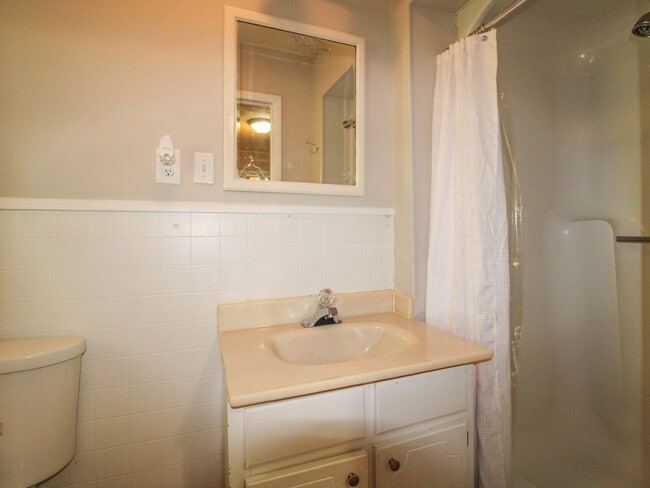 Building Photo - Well maintained brick home in a fantastic location!