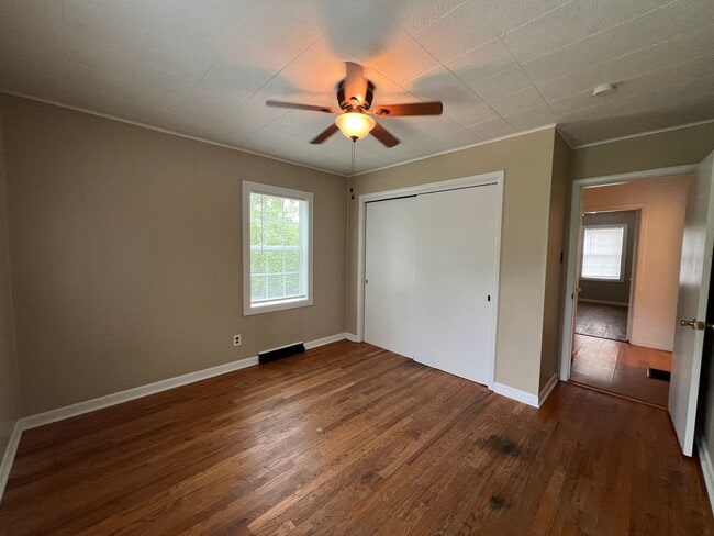 Building Photo - Available Mid-May 4 Bedroom / 1.5 Bathroom for Rent