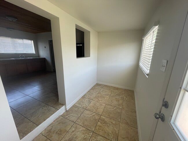 Building Photo - 1008 3rd St