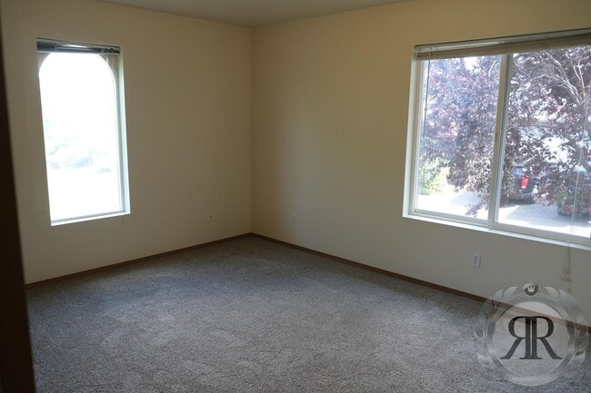 Building Photo - 2 Bedroom, 1 1/2 Bath Townhouse - Move In Ready!