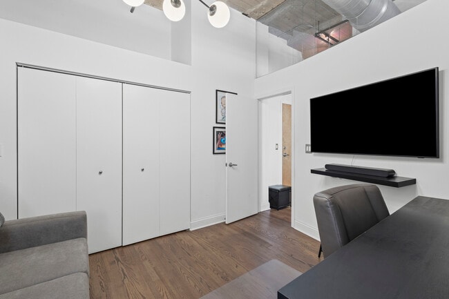 Building Photo - 758 N Larrabee St