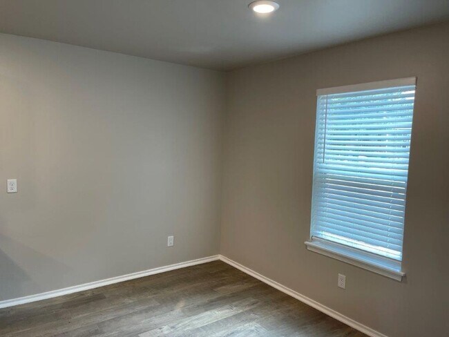 Building Photo - 3 bed 2 bath town home in Putnam City Scho...