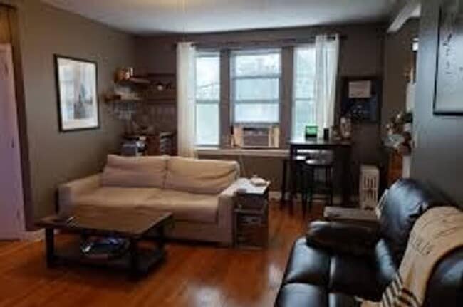 Building Photo - 3 bedroom Unit in Brighton, Steps from The T, Eat, in Kitchen Laundry on a Site, Parking for Rent
