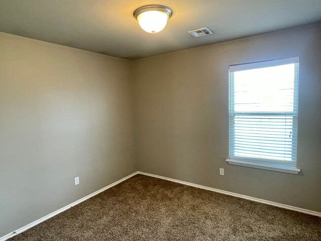 Building Photo - Beautiful 4 bed Bedroom Home in Mustang Sc...