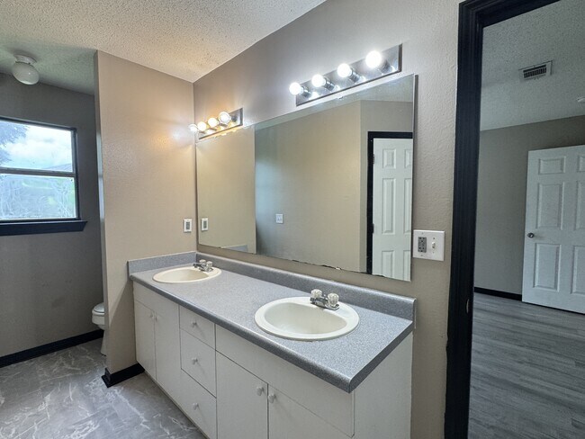 Building Photo - 322 Apple Dr