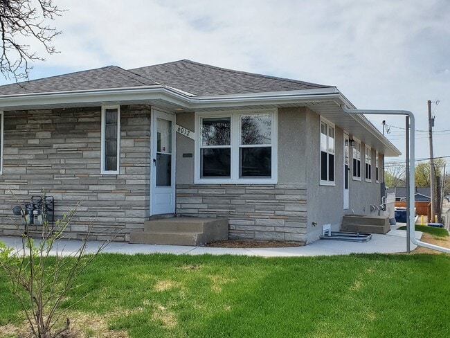 Building Photo - Gorgeous 3 bedroom 2 bath - Side by Side Duplex South Minneapolis