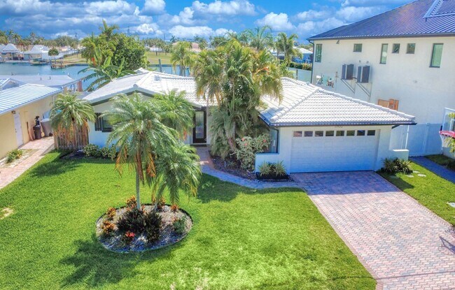 Building Photo - Treasure Island Three Bedroom, Two Bath Furnished Single Family Home on the water.
