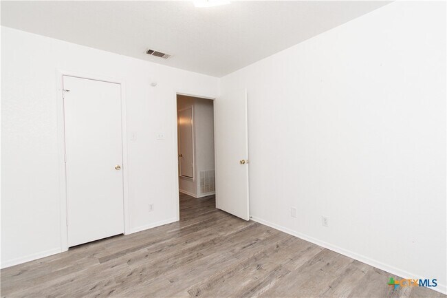 Building Photo - 2018 Cedarhill Dr