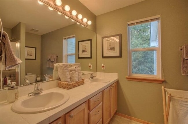 Building Photo - Contemporary Town home in Renton