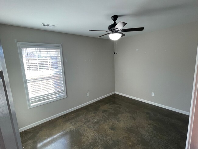 Building Photo - Available February 11th, 2025 - 2 BR, 1 BA...