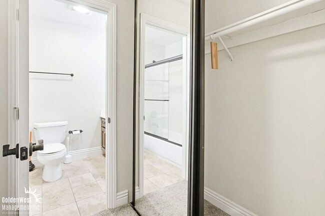 Building Photo - Cozy 1Bdm 1Ba Top-Floor Condo with Community Pool in La Jolla!