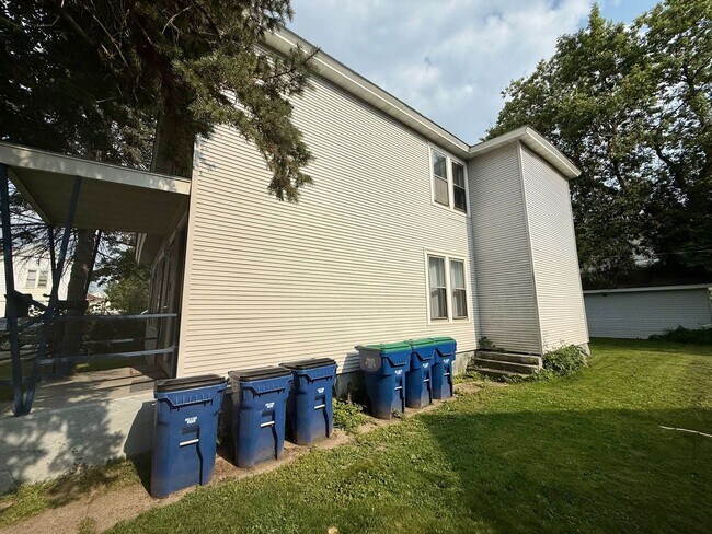 Building Photo - 709 Henrietta St