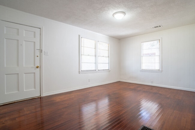 Building Photo - 3323 W Clarendon Dr