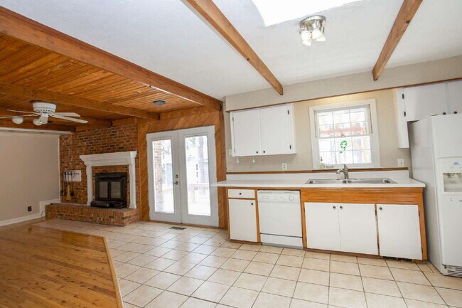 Building Photo - Retro Ranch only minutes from downtown Sou...