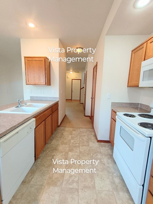 Building Photo - 2 Bedroom 2.5 bath BIG Townhouse with gara...