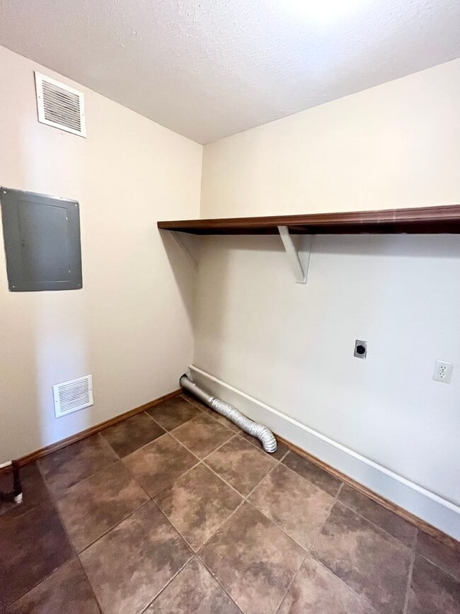 Building Photo - Updated 2 bedroom 1.5 bath home in a great...