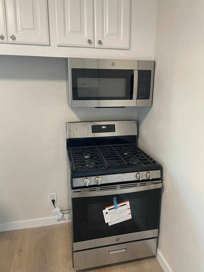 Building Photo - Makee Ave