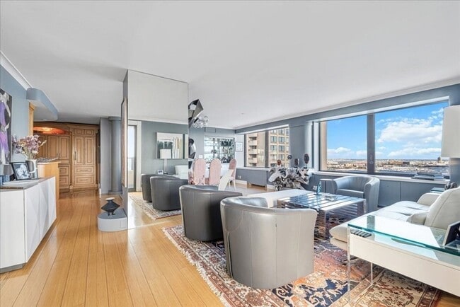 Building Photo - 65 E India Row