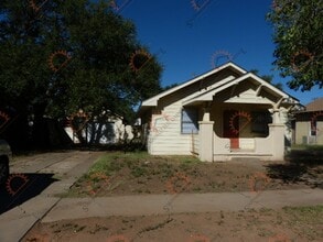 Building Photo - Spacious 2 bedroom 1 bath with large garage.